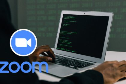 Ordinateur avec écran de code, avec logo zoom