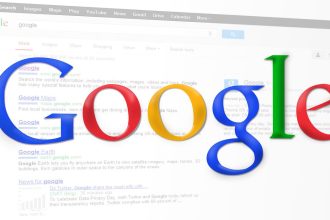 Logo google devant une page de résultat de recherche