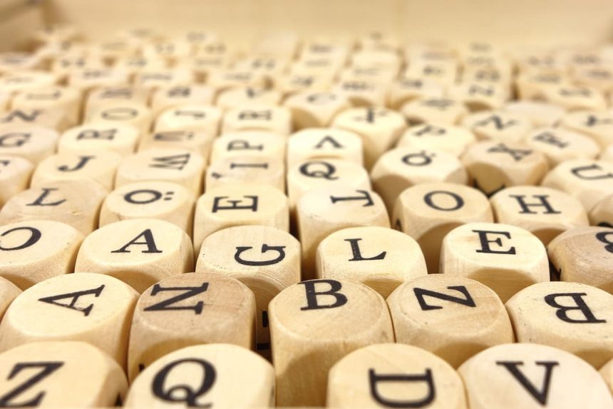 alphabet sur des cubes en bois