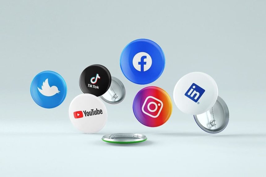 Pin's affichant les logos des réseaux sociaux X (Twitter), Tiktok, Facebook, Youtube, LinkedIn, Instagram