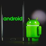 smartphone Android noir placé à côté de la mascotte Android en vert