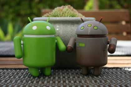 Deux mascottes Android qui se tiennent la "main"